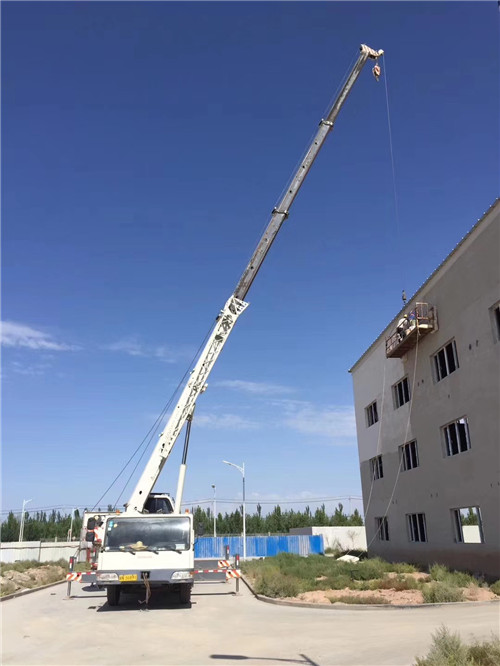 萨尔图区“轻装强干”—— 吊车的 “轻量化臂架” 技术